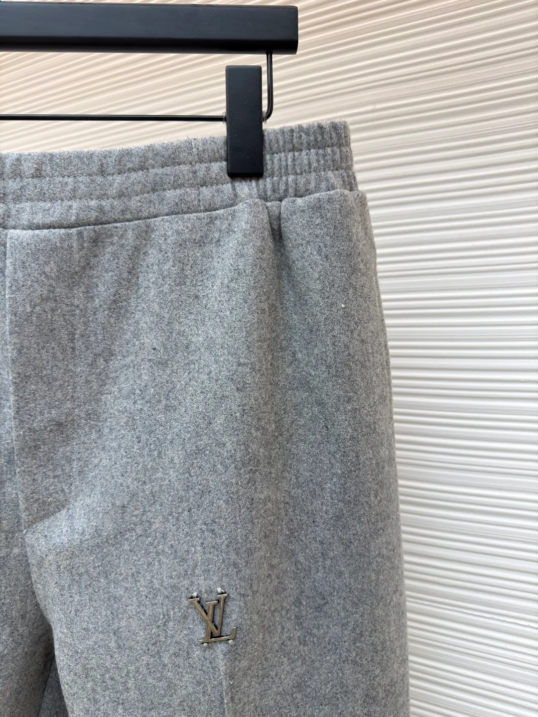 LOUISVUITTON iron label wool trousers ●Authentic product: purchased and developed by 10874 ●Item number: 1680852-B15 ●Fabric: wool blend ●Technology: positioning cutting machine ●Version: fitted version ●Weight: about 735 grams ●Size: S-M-L-XL ●Description: Customized 80% wool, 14% spandex, 6% blended sheep wool fabric, full of texture and refined tailoring to reinterpret the dynamic silhouette. The elastic waist upgrades the drape texture, the side pockets are cleverly integrated into the stitching, and the facial pleats are infused with elegance. The left leg is decorated with the brand's metal logo to once again confirm the brand's identity. The overall wiring is straight and delicate, the fabric is comfortable and soft, and the color is consistent without color difference. It can be matched with the same style to create a fashionable look and control various occasions. Customized accessories, complete with three standards, same style for men and women!